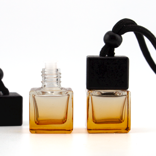 Difusor Aromático / Aromatizante para Auto / Carro – Frasco Colgante Recargable de Vidrio y Madera Tapa Cuadrada - Ámbar 8ml