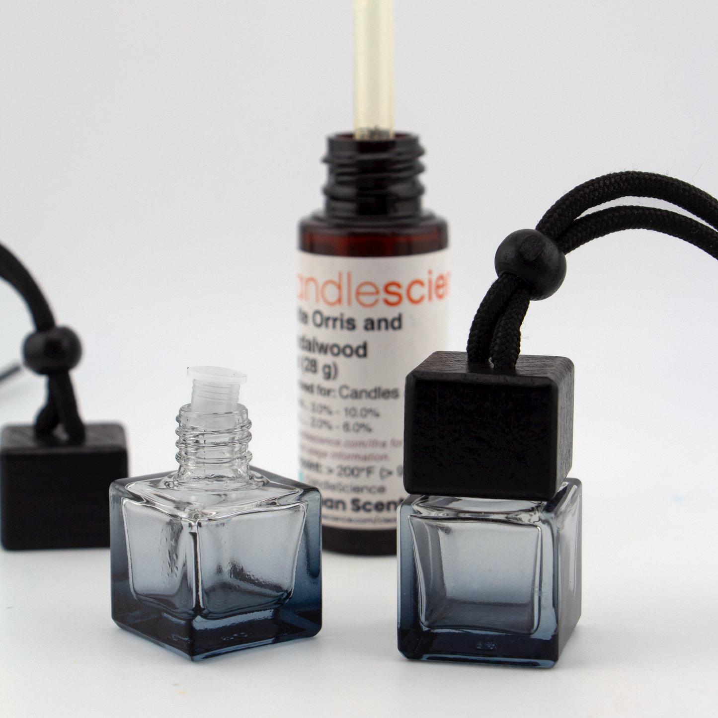 Difusor Aromático / Aromatizante para Auto / Carro – Frasco Colgante Recargable de Vidrio Gris Oscuro y Madera Tapa Cuadrada - Gris 8ml