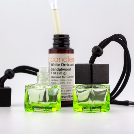 Difusor Aromático / Aromatizante para Auto / Carro – Frasco Colgante Recargable de Vidrio y Madera Tapa Cuadrada - Verde 8ml