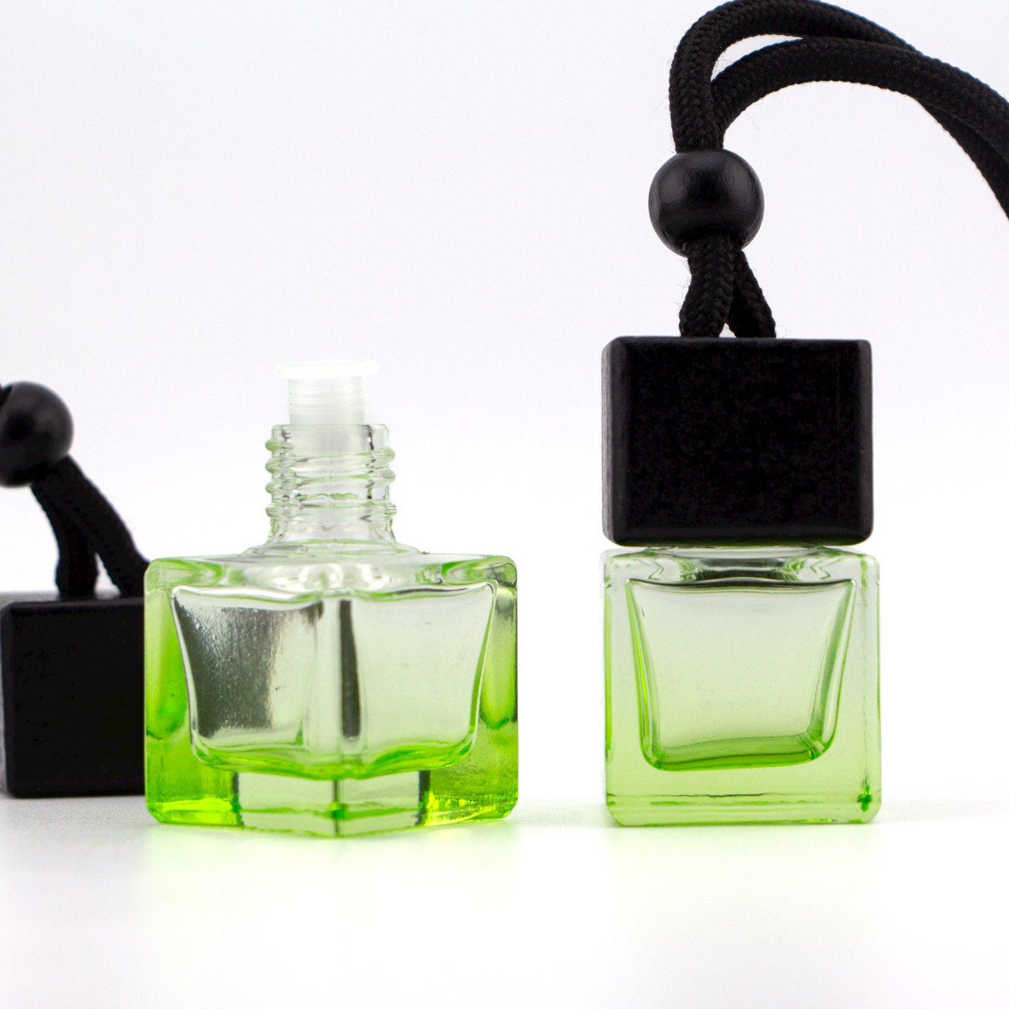 Difusor Aromático / Aromatizante para Auto / Carro – Frasco Colgante Recargable de Vidrio y Madera Tapa Cuadrada - Verde 8ml