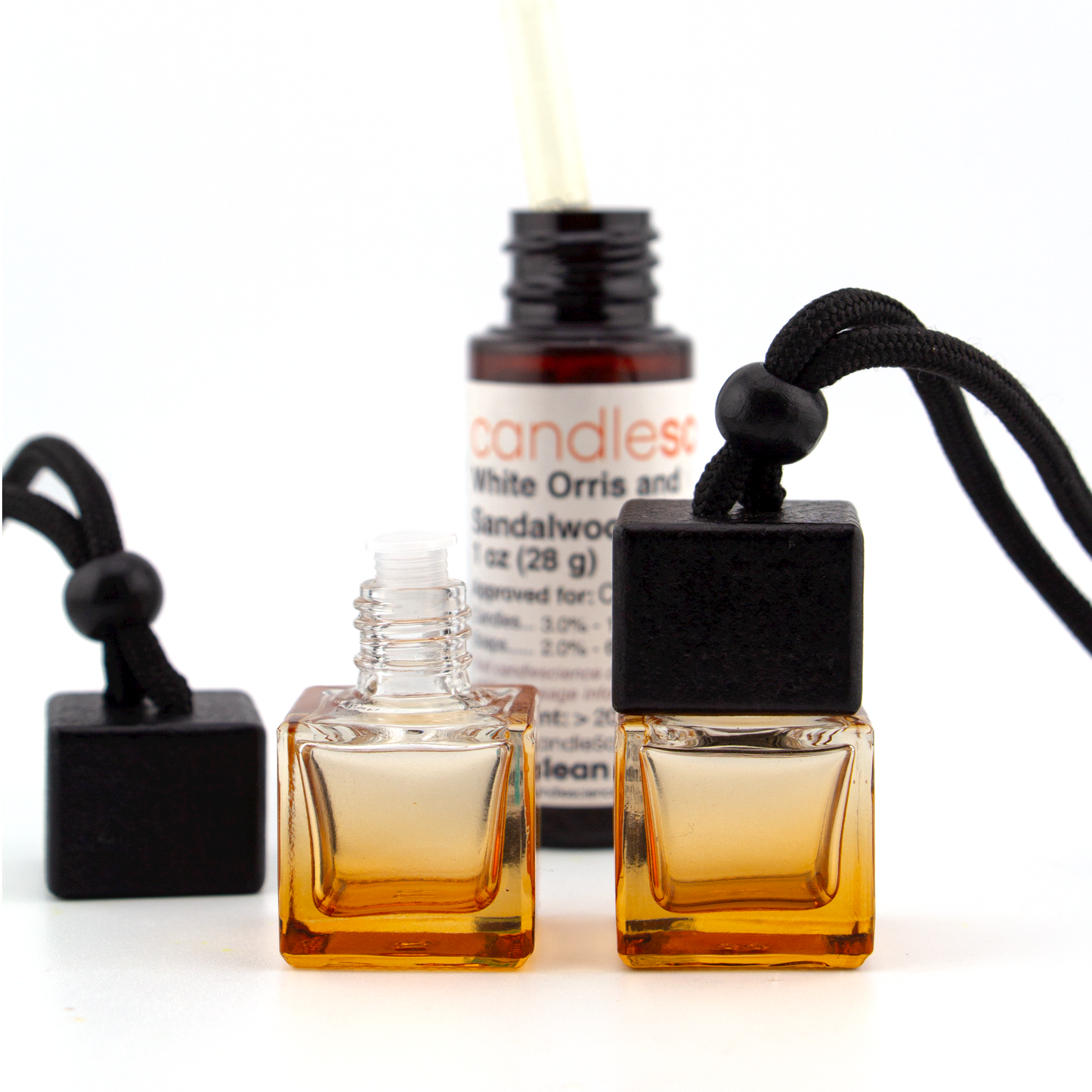 Difusor Aromático / Aromatizante para Auto / Carro – Frasco Colgante Recargable de Vidrio y Madera Tapa Cuadrada - Ámbar 8ml