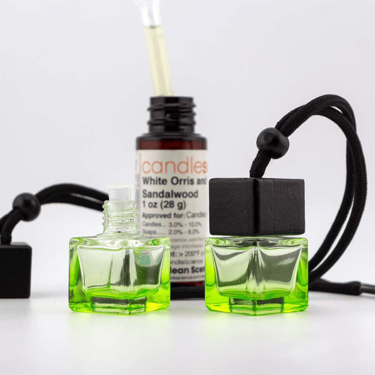 Difusor Aromático / Aromatizante para Auto / Carro – Frasco Colgante Recargable de Vidrio y Madera Tapa Cuadrada - Verde 8ml - Candle Craft