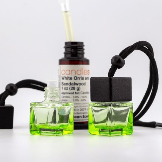 Difusor Aromático / Aromatizante para Auto / Carro – Frasco Colgante Recargable de Vidrio y Madera Tapa Cuadrada - Verde 8ml - Candle Craft