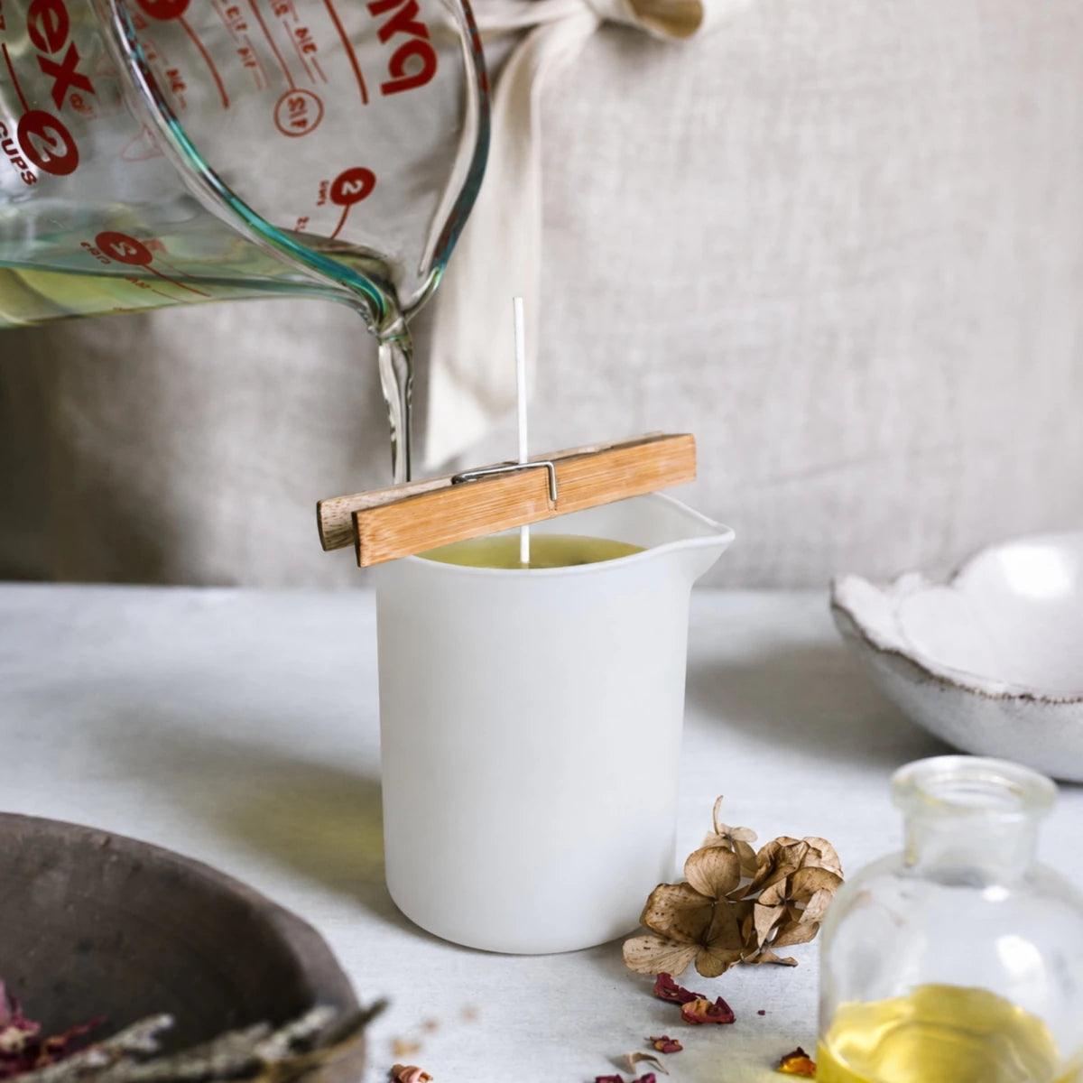 210ml - Bali Vaso de Vidrio para Velas de Masaje con Tapa de Bambú - Frasco con Boquilla vertedora - Blanco Mate - Candle Craft