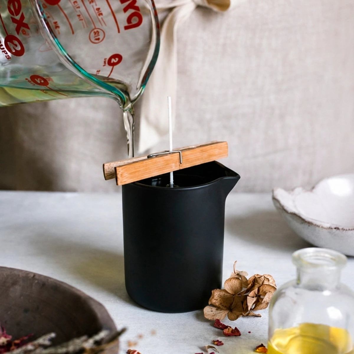 210ml - Bali Vaso de Vidrio para Velas de Masaje con Tapa de Bambú - Frasco con Boquilla vertedora - Negro Mate - Candle Craft