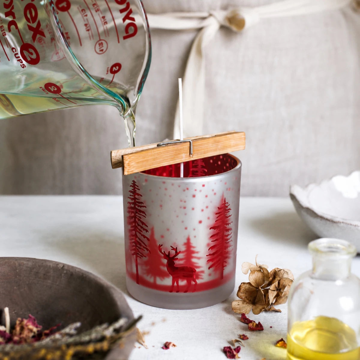300ml - Mónaco Vaso de vidrio para velas - Frasco Plateado Mate y Rojo Metálico con Renos Pinos de Navidad - Candle Craft