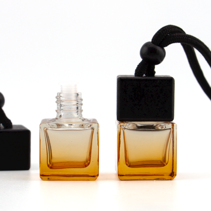 Difusor Aromático / Aromatizante para Auto / Carro – Frasco Colgante Recargable de Vidrio y Madera Tapa Cuadrada - Ámbar 8ml