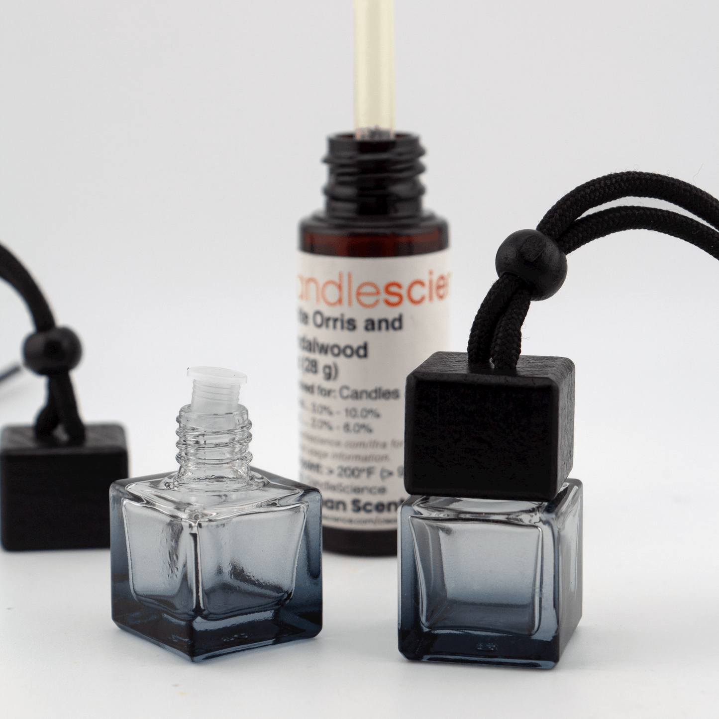 Difusor Aromático / Aromatizante para Auto / Carro – Frasco Colgante Recargable de Vidrio Gris Oscuro y Madera Tapa Cuadrada - Gris 8ml - Candle Craft