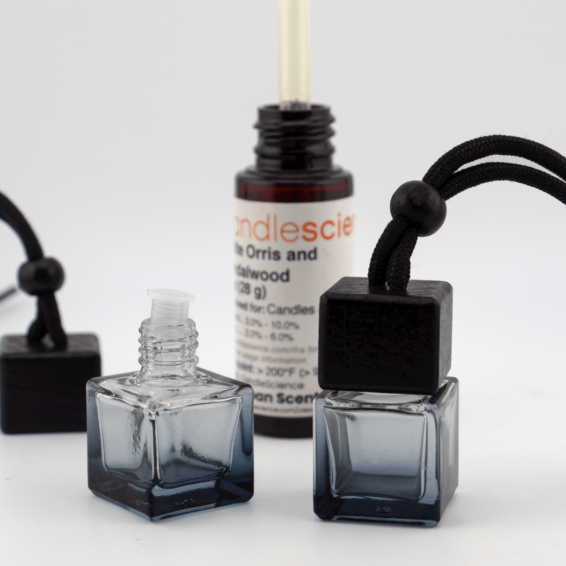 Difusor Aromático / Aromatizante para Auto / Carro – Frasco Colgante Recargable de Vidrio Gris Oscuro y Madera Tapa Cuadrada - Gris 8ml - Candle Craft