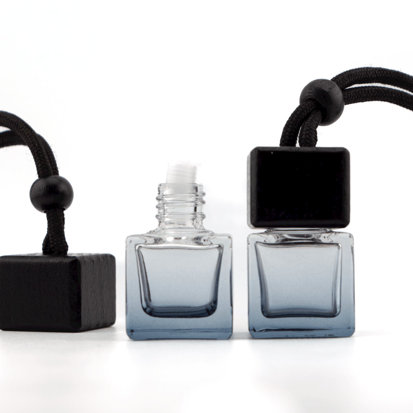 Difusor Aromático / Aromatizante para Auto / Carro – Frasco Colgante Recargable de Vidrio Gris Oscuro y Madera Tapa Cuadrada - Gris 8ml - Candle Craft