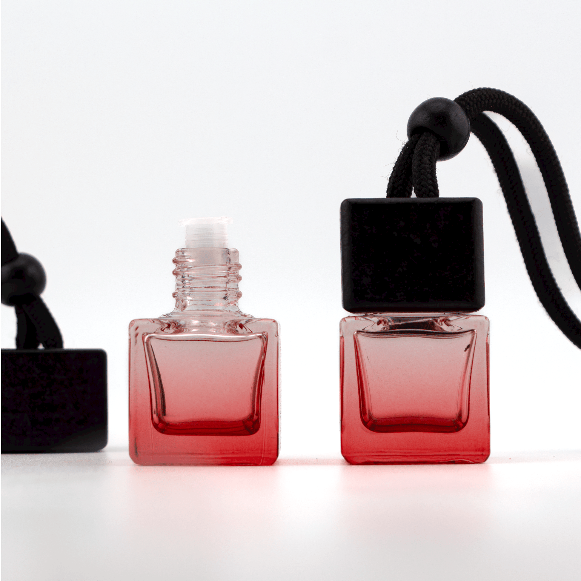 Difusor Aromático / Aromatizante para Auto / Carro – Frasco Colgante Recargable de Vidrio Rojo y Madera Tapa Cuadrada - Rojo 8ml - Candle Craft