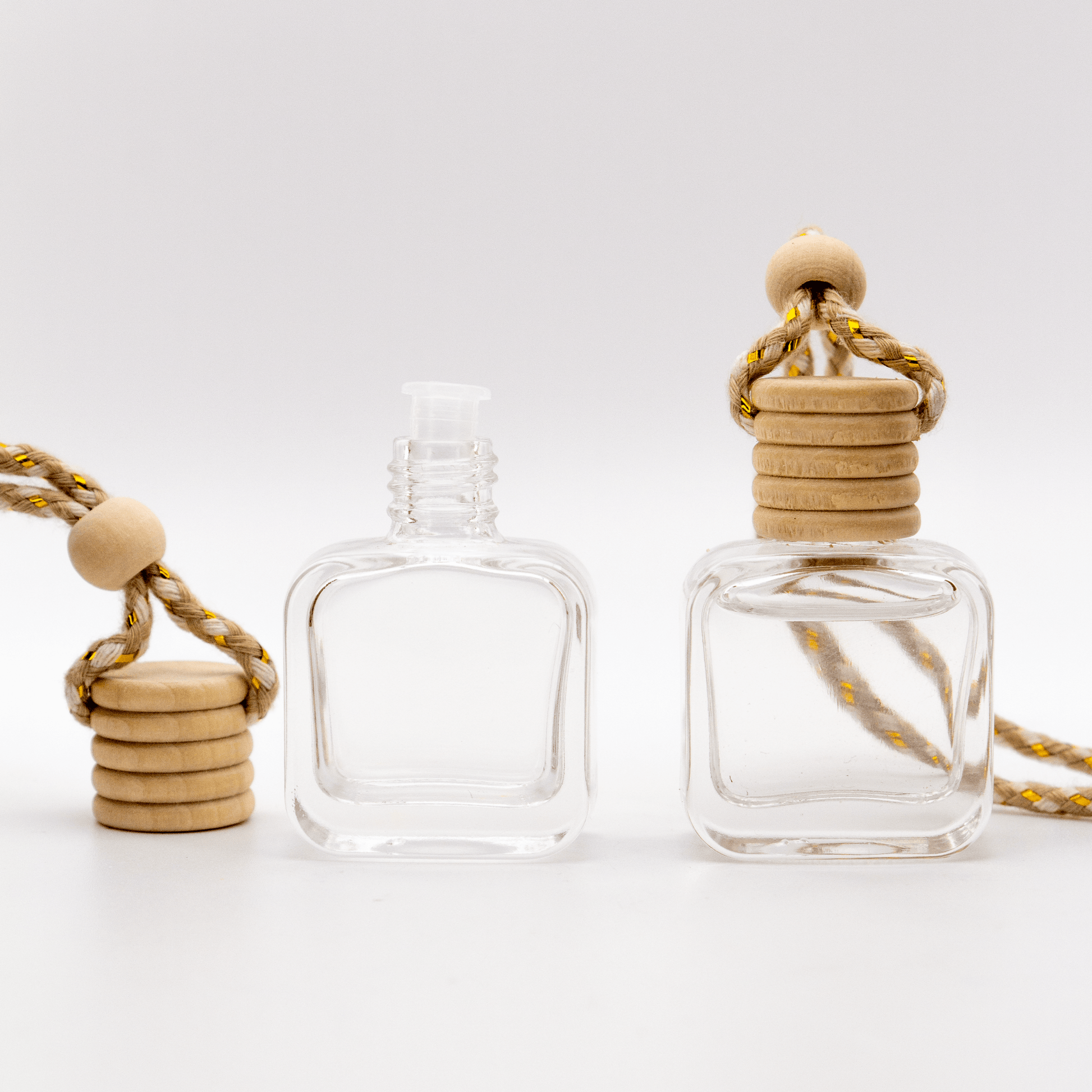 Difusor Aromático / Aromatizante para Auto / Carro – Frasco Colgante Recargable de Vidrio y Madera Cuadrado - Transparente 10ml - Candle Craft