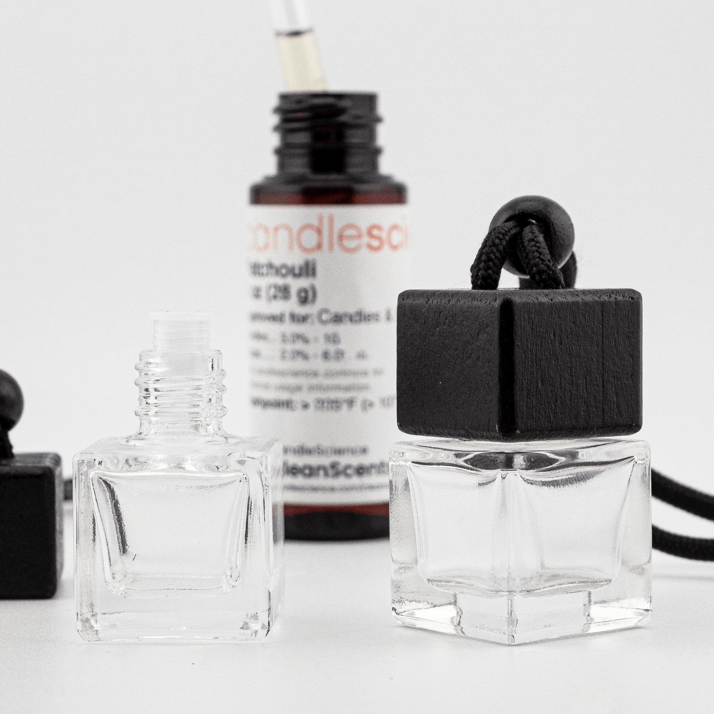 Difusor Aromático / Aromatizante para Auto / Carro – Frasco Colgante Recargable de Vidrio y Madera Tapa Cuadrada - 8ml - Candle Craft