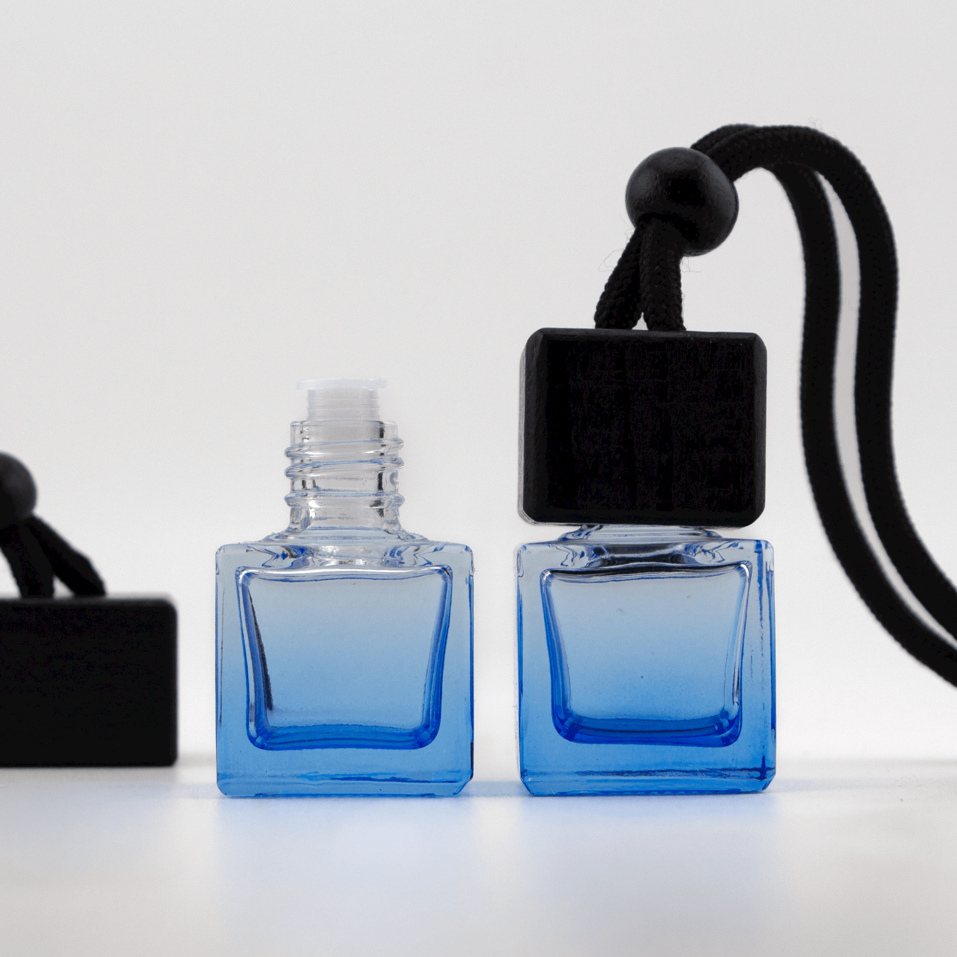 Difusor Aromático / Aromatizante para Auto / Carro – Frasco Colgante Recargable de Vidrio y Madera Tapa Cuadrada - Azul 8ml - Candle Craft