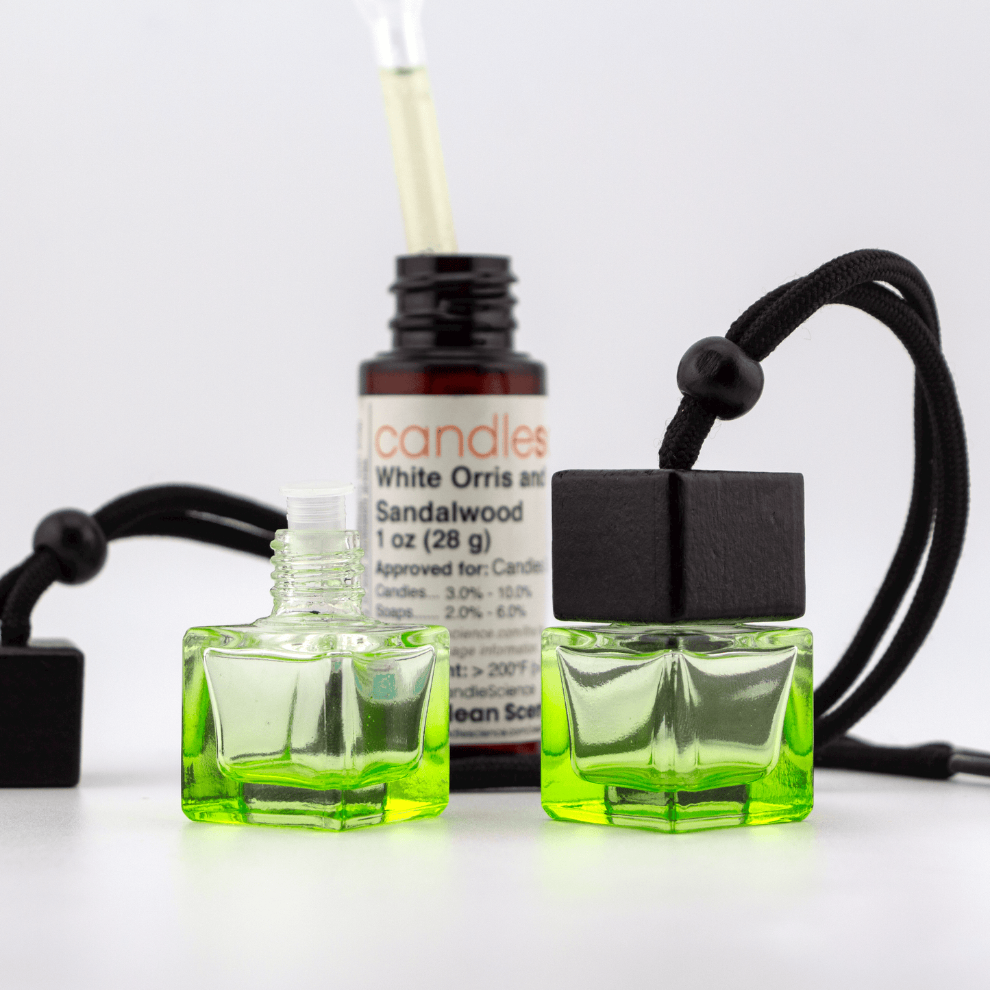 Difusor Aromático / Aromatizante para Auto / Carro – Frasco Colgante Recargable de Vidrio y Madera Tapa Cuadrada - Verde 8ml - Candle Craft